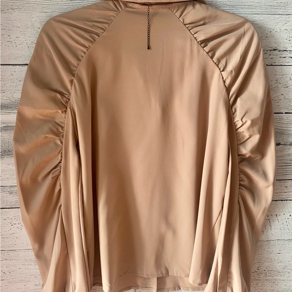 Beautiful blouse with pleated sleeves - Picture 4 of 5